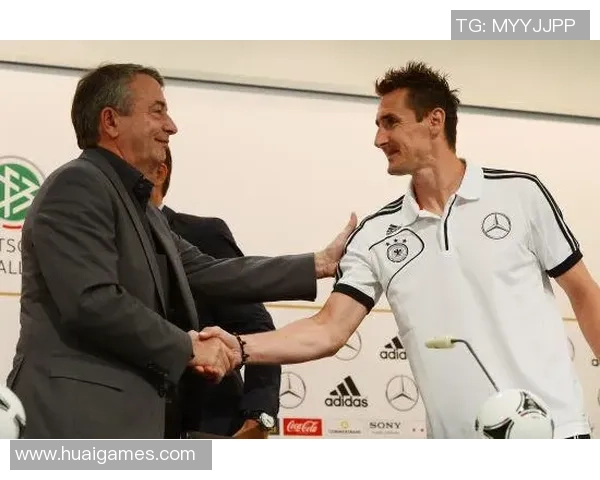 两大足球巨星亲切握手合影彰显绿茵场上惺惺相惜情谊
