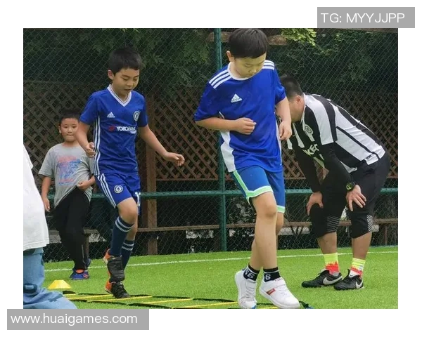 足球明星与小朋友共同参与的趣味游戏互动活动，亲子欢聚共享快乐时光