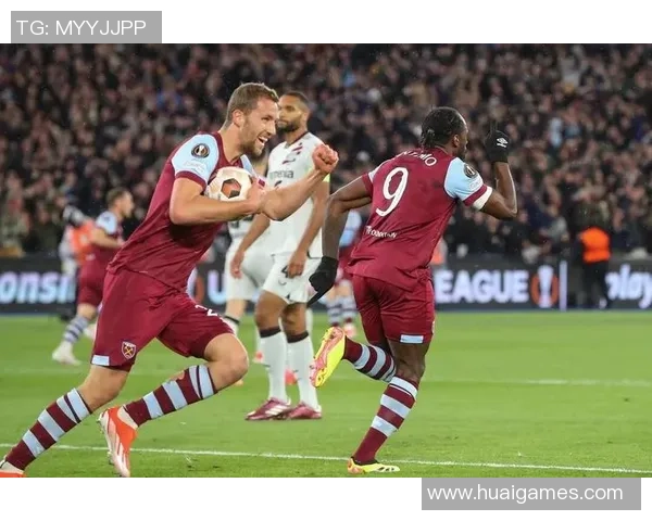 足球球星奋力回追展现拼搏精神激励球队逆境中坚持到底