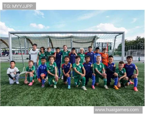 老牌足球星温情重聚携手合影展现绿茵岁月兄弟情谊